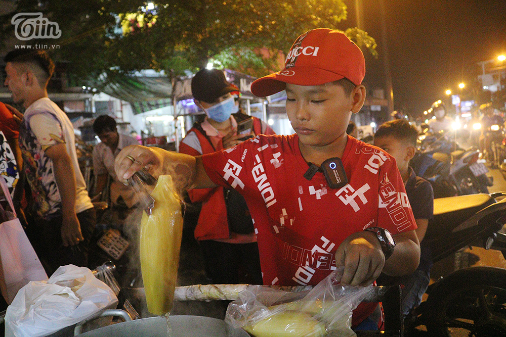Cậu bé bán bắp nuôi ước mơ đi học: Ba mẹ bỏ con từ bé, con chưa biết hết chữ nhưng thích xem sách của em-4