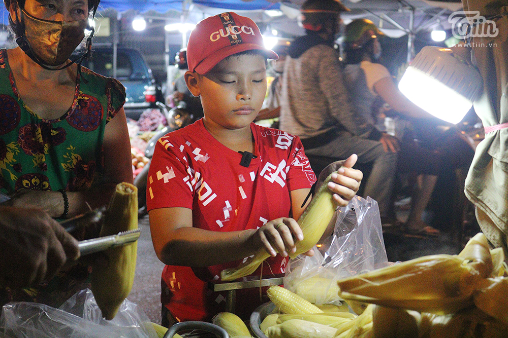 Cậu bé bán bắp nuôi ước mơ đi học: Ba mẹ bỏ con từ bé, con chưa biết hết chữ nhưng thích xem sách của em-5