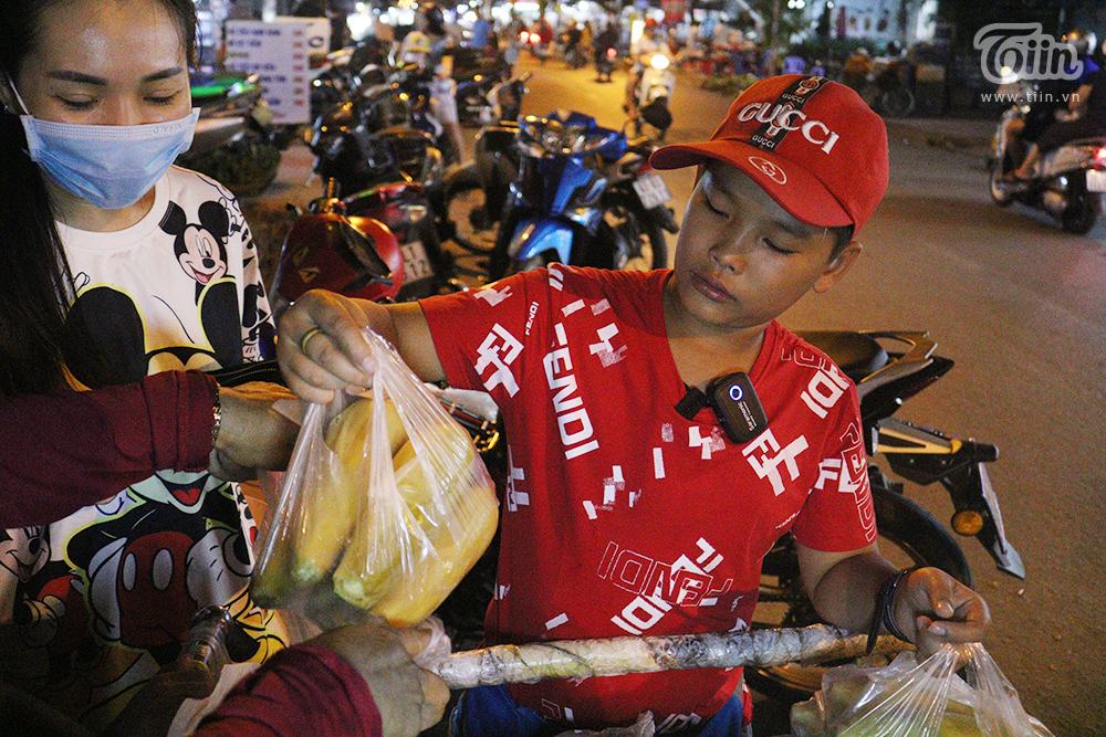 Cậu bé bán bắp nuôi ước mơ đi học: Ba mẹ bỏ con từ bé, con chưa biết hết chữ nhưng thích xem sách của em-6