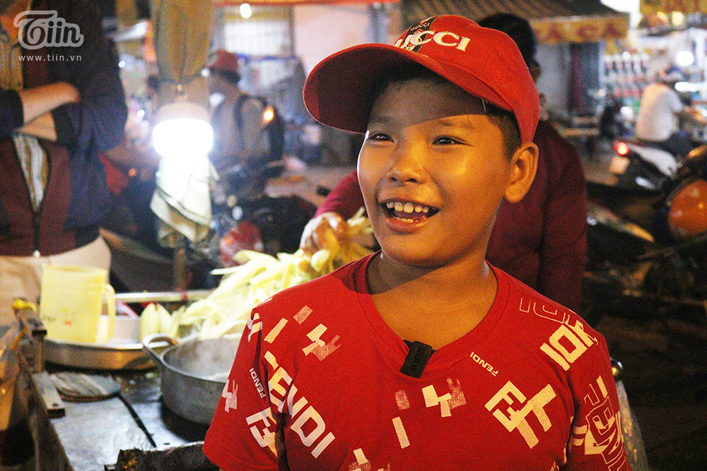 Cậu bé bán bắp nuôi ước mơ đi học: Ba mẹ bỏ con từ bé, con chưa biết hết chữ nhưng thích xem sách của em-7