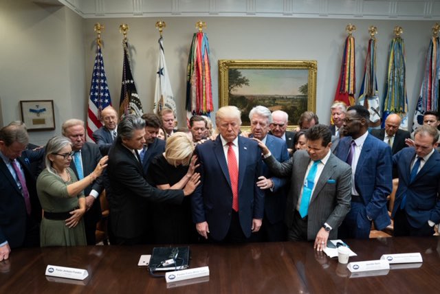 Bầu cử Mỹ: Sự thật bức ảnh TT Trump đứng không vững, cần người đỡ khi các bang ngả xanh-2