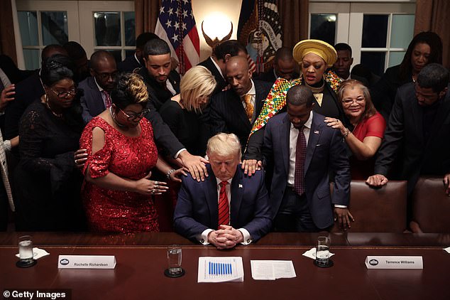 Bầu cử Mỹ: Sự thật bức ảnh TT Trump đứng không vững, cần người đỡ khi các bang ngả xanh-5