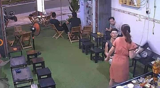 Ngang nhiên vào quán cà phê rồi thò tay sàm sỡ chị chủ, nam thanh niên bị phản đòn đến xanh mặt theo cách bất ngờ-3