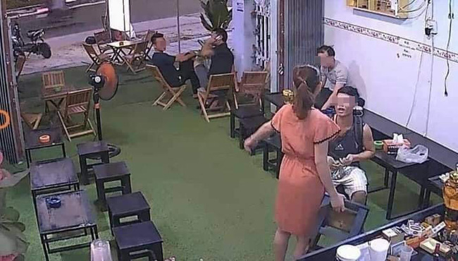 Ngang nhiên vào quán cà phê rồi thò tay sàm sỡ chị chủ, nam thanh niên bị phản đòn đến xanh mặt theo cách bất ngờ-4