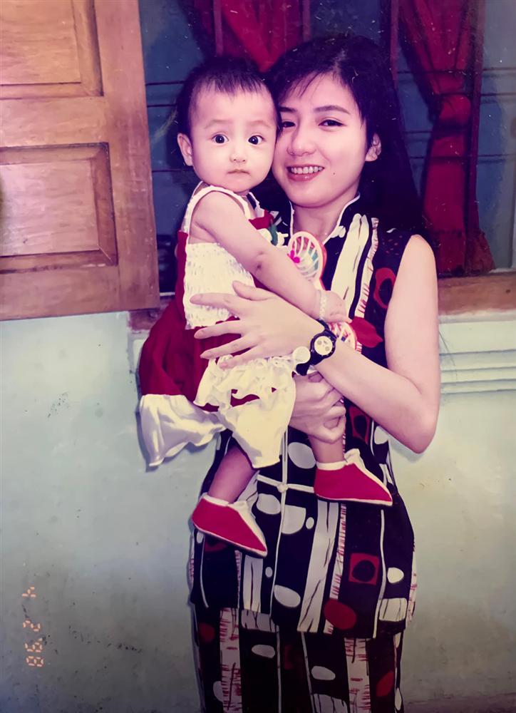 Cô gái bắt trend khoe ảnh mẹ thời trẻ: Mình tự hào khi nhiều người nhận xét mình không xinh bằng mẹ-1