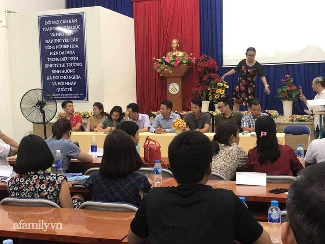 Vụ suất ăn bán trú ở trường Trần Thị Bưởi: Cuộc họp căng thẳng ngày 7/11 diễn ra suốt 5 tiếng liên tục, phụ huynh phản đối ban đại diện cha mẹ học sinh-2