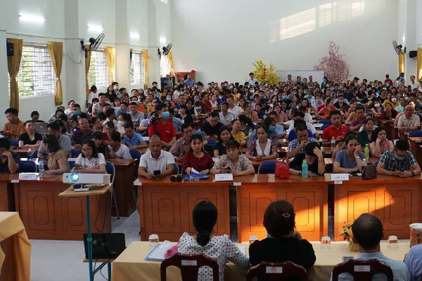 Bữa cơm 20 nghìn được thêm miếng thịt lạ kỳ, vừa đặt đũa nữ sinh phải hú hét vì điều nhìn thấy-2