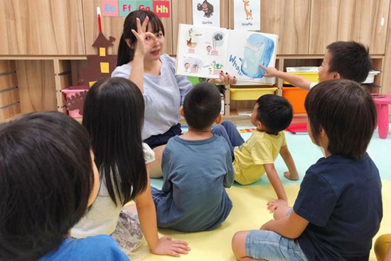 Bé mẫu giáo đi học làm rơi túi quần áo, cô giáo tốt bụng nhặt hộ, nhưng thứ rơi ra khiến cô khóc đỏ mắt và vùng vằng đòi nghỉ việc