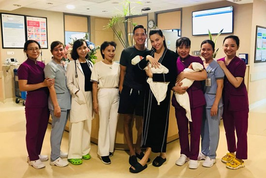 Hồ Ngọc Hà lần đầu lộ diện vóc dáng sau 4 ngày sinh con