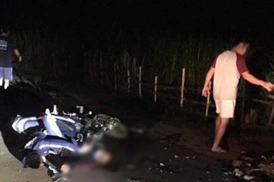 2 xe máy đấu đầu, 4 người thương vong
