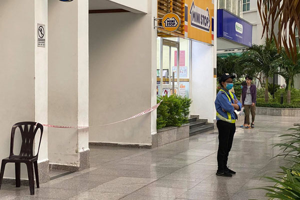 TP.HCM: Bé trai rơi từ tầng cao chung cư tử vong, người thân khóc nghẹn tại hiện trường khiến ai cũng xót xa-2