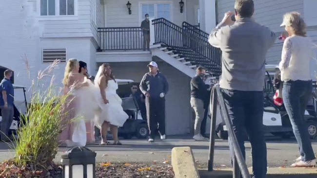Hành động đầu tiên không ai ngờ của ông Donald Trump sau khi nhận tin thua cuộc: Tạo dáng chụp hình với dàn phù dâu cùng cô dâu xinh đẹp!-4