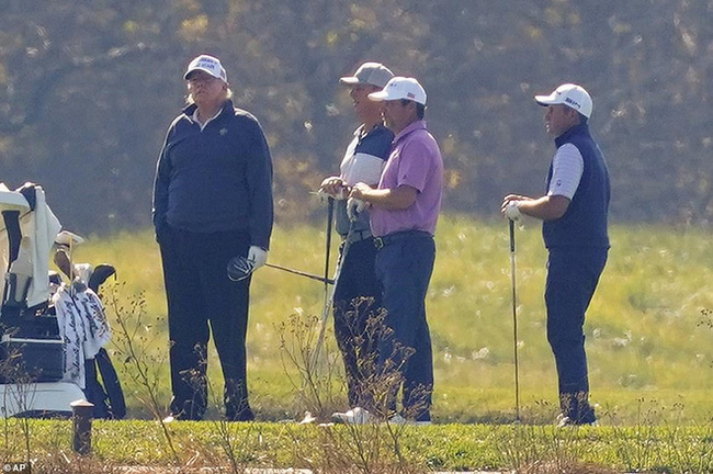 Hành động đầu tiên không ai ngờ của ông Donald Trump sau khi nhận tin thua cuộc: Tạo dáng chụp hình với dàn phù dâu cùng cô dâu xinh đẹp!-3