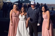 Hành động đầu tiên không ai ngờ của ông Donald Trump sau khi nhận tin thua cuộc: Tạo dáng chụp hình với dàn phù dâu cùng cô dâu xinh đẹp!