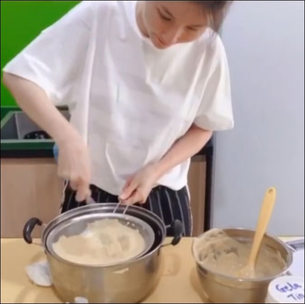 Diễm My 9x lần đầu làm bánh sinh nhật tặng bạn trai doanh nhân, thành phẩm cũng đáng nể lắm!-3