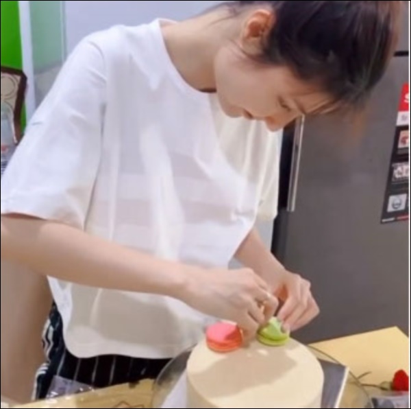 Diễm My 9x lần đầu làm bánh sinh nhật tặng bạn trai doanh nhân, thành phẩm cũng đáng nể lắm!-7