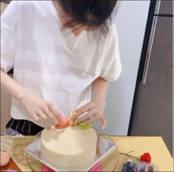 Diễm My 9x lần đầu làm bánh sinh nhật tặng bạn trai doanh nhân, thành phẩm cũng đáng nể lắm!-8