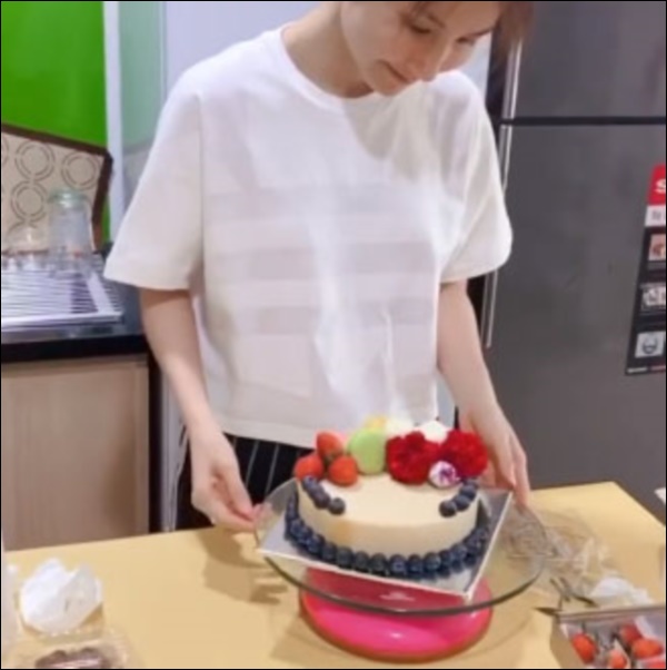 Diễm My 9x lần đầu làm bánh sinh nhật tặng bạn trai doanh nhân, thành phẩm cũng đáng nể lắm!-9