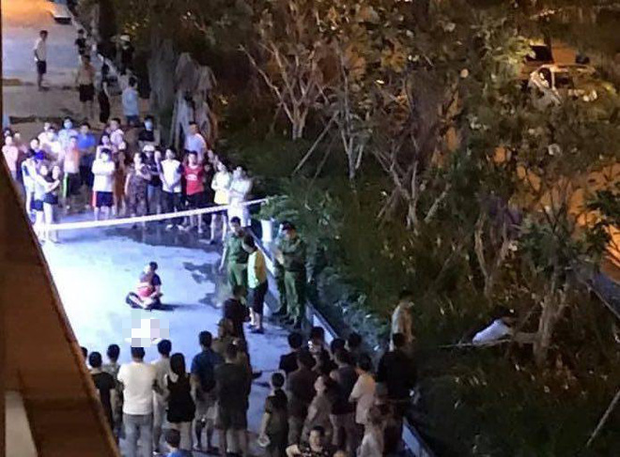 TP.HCM: Bé trai rơi từ tầng cao chung cư tử vong, người thân khóc nghẹn tại hiện trường khiến ai cũng xót xa-1