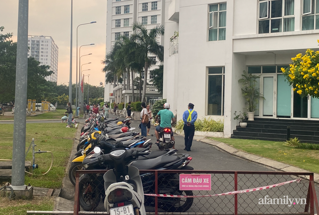 Vụ phát hiện thi thể người phụ nữ lìa đầu ở TP.HCM: Người dân chung cư hoang mang sợ hãi, xuất hiện đối tượng lạ cấm chụp hình-1