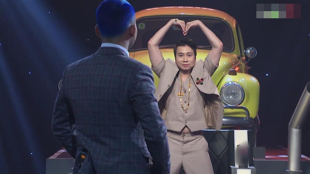 Trấn Thành bóc mẽ Karik - Tóc Tiên thi nhau mượn đồ Bác trưởng thôn rồi mặc chung-4