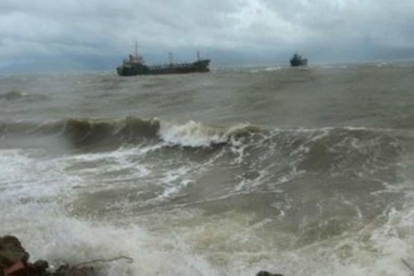 Tin bão khẩn cấp, miền Trung mưa lớn tới 400mm từ trưa nay 9-11-2