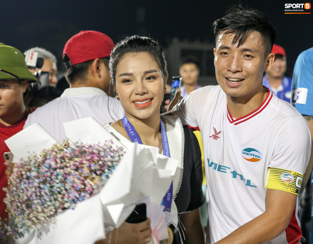 Bùi Tiến Dũng bất ngờ mang nhẫn kim cương cầu hôn Khánh Linh ngay sau khi vô địch V.League-1