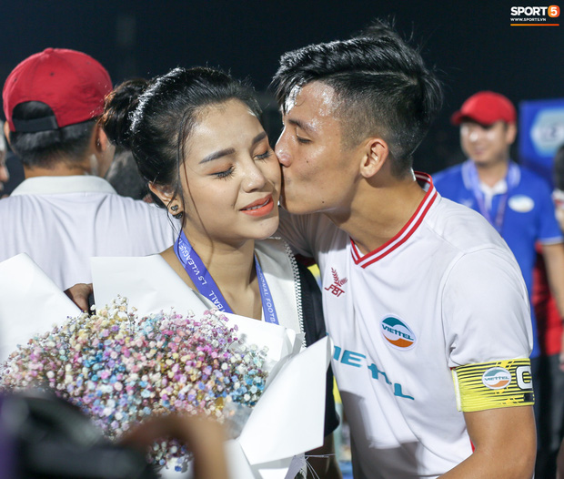 Bùi Tiến Dũng bất ngờ mang nhẫn kim cương cầu hôn Khánh Linh ngay sau khi vô địch V.League-2