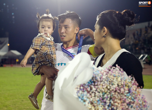 Bùi Tiến Dũng bất ngờ mang nhẫn kim cương cầu hôn Khánh Linh ngay sau khi vô địch V.League-3