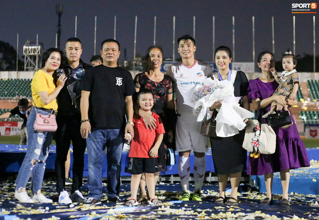 Bùi Tiến Dũng bất ngờ mang nhẫn kim cương cầu hôn Khánh Linh ngay sau khi vô địch V.League-4