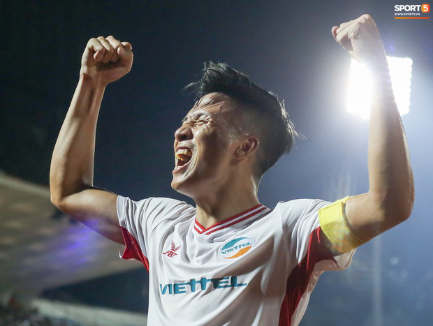 Bùi Tiến Dũng bất ngờ mang nhẫn kim cương cầu hôn Khánh Linh ngay sau khi vô địch V.League-5