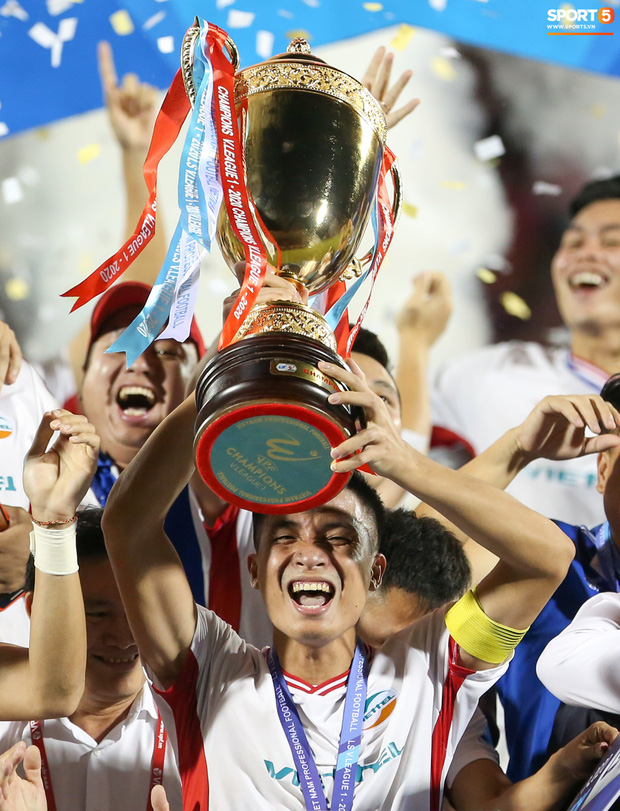 Bùi Tiến Dũng bất ngờ mang nhẫn kim cương cầu hôn Khánh Linh ngay sau khi vô địch V.League-7
