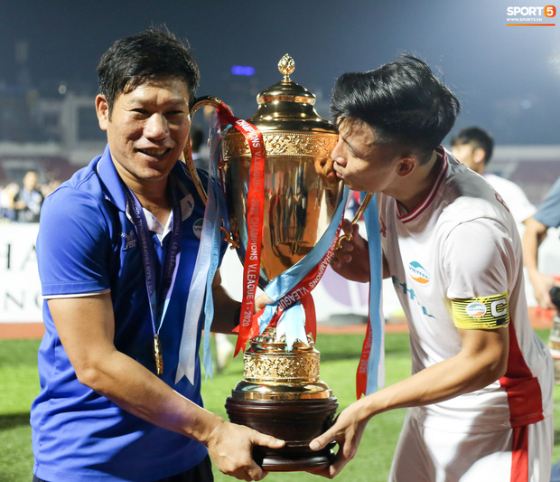 Bùi Tiến Dũng bất ngờ mang nhẫn kim cương cầu hôn Khánh Linh ngay sau khi vô địch V.League-8