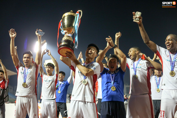 Bùi Tiến Dũng bất ngờ mang nhẫn kim cương cầu hôn Khánh Linh ngay sau khi vô địch V.League-9