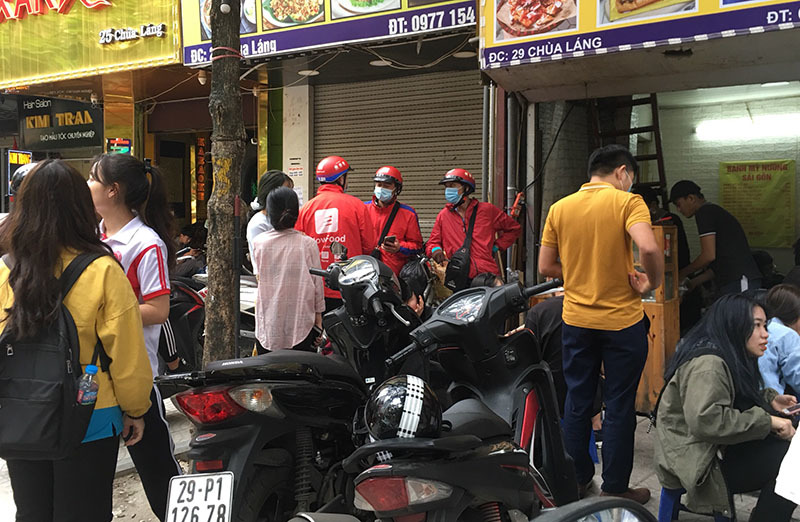 Hàng bánh mì nướng muối ớt: Ngày bán 500 chiếc, xếp hàng chờ mua-2