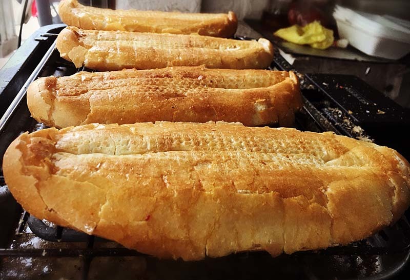 Hàng bánh mì nướng muối ớt: Ngày bán 500 chiếc, xếp hàng chờ mua-3