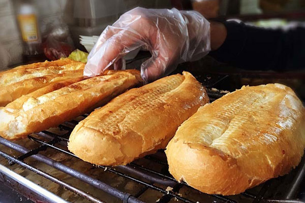 Chiếc bánh mì mốc meo xanh rờn có gì khiến cư dân mạng tranh nhau mua?-3