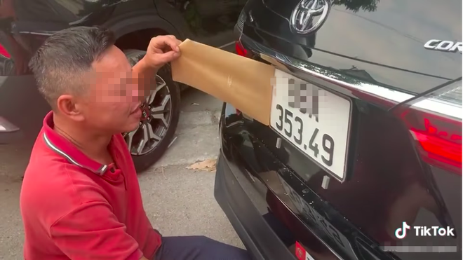 Người đàn ông hồi hộp bóc biển mới, khi thấy 5 số liền che lại, ôm mặt khóc dở mếu dở-3