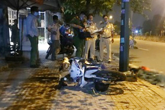 Sau chầu nhậu, nam thanh niên tự đâm xe vào cột đèn tử vong
