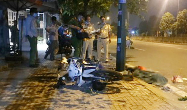 Sau chầu nhậu, nam thanh niên tự đâm xe vào cột đèn tử vong-1