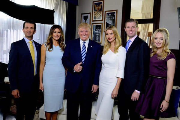 Cựu trợ lý tiết lộ Đệ nhất phu nhân đếm từng phút để ly hôn sau khi ông Trump mãn nhiệm kỳ nhưng bị động thái mới của bà Melania phản bác lại-4