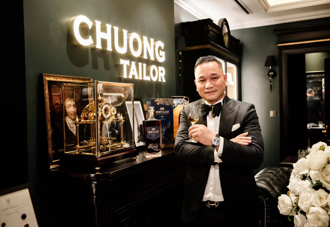 Ông trùm thời trang Việt Nam Chương Tailor sở hữu căn biệt thự xa hoa ngay phố cổ Hà Nội với bể cá Koi tiền tỷ cùng thú chơi chim đột biến cực quý hiếm-1