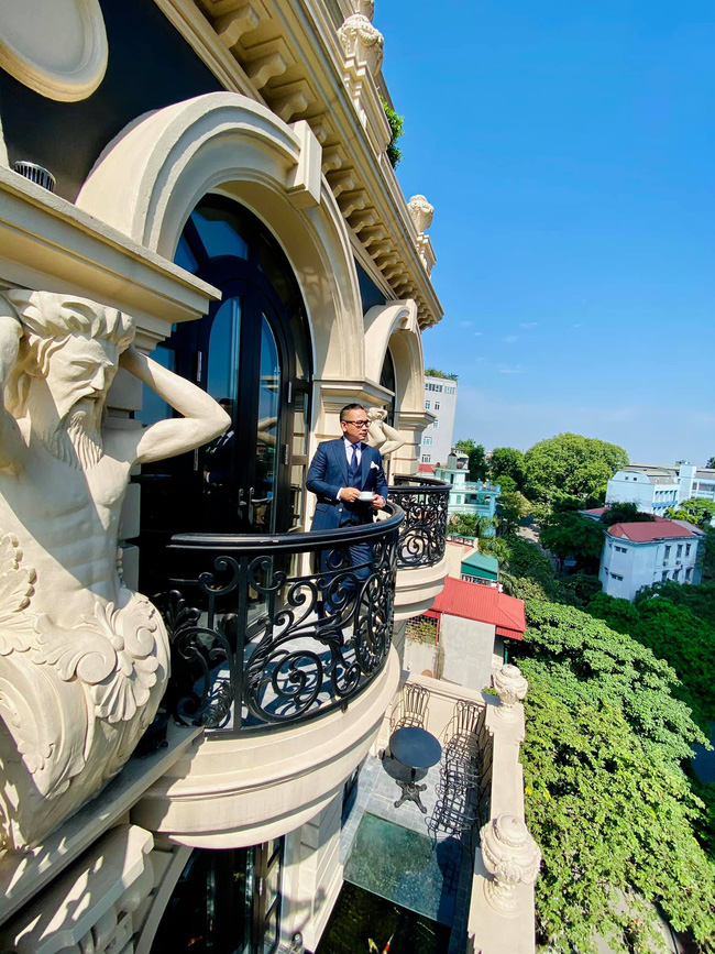 Ông trùm thời trang Việt Nam Chương Tailor sở hữu căn biệt thự xa hoa ngay phố cổ Hà Nội với bể cá Koi tiền tỷ cùng thú chơi chim đột biến cực quý hiếm-3