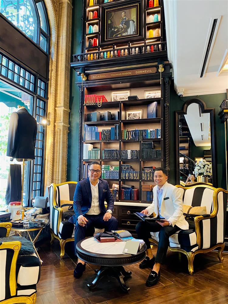 Ông trùm thời trang Việt Nam Chương Tailor sở hữu căn biệt thự xa hoa ngay phố cổ Hà Nội với bể cá Koi tiền tỷ cùng thú chơi chim đột biến cực quý hiếm-4