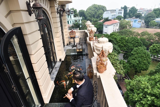 Ông trùm thời trang Việt Nam Chương Tailor sở hữu căn biệt thự xa hoa ngay phố cổ Hà Nội với bể cá Koi tiền tỷ cùng thú chơi chim đột biến cực quý hiếm-7