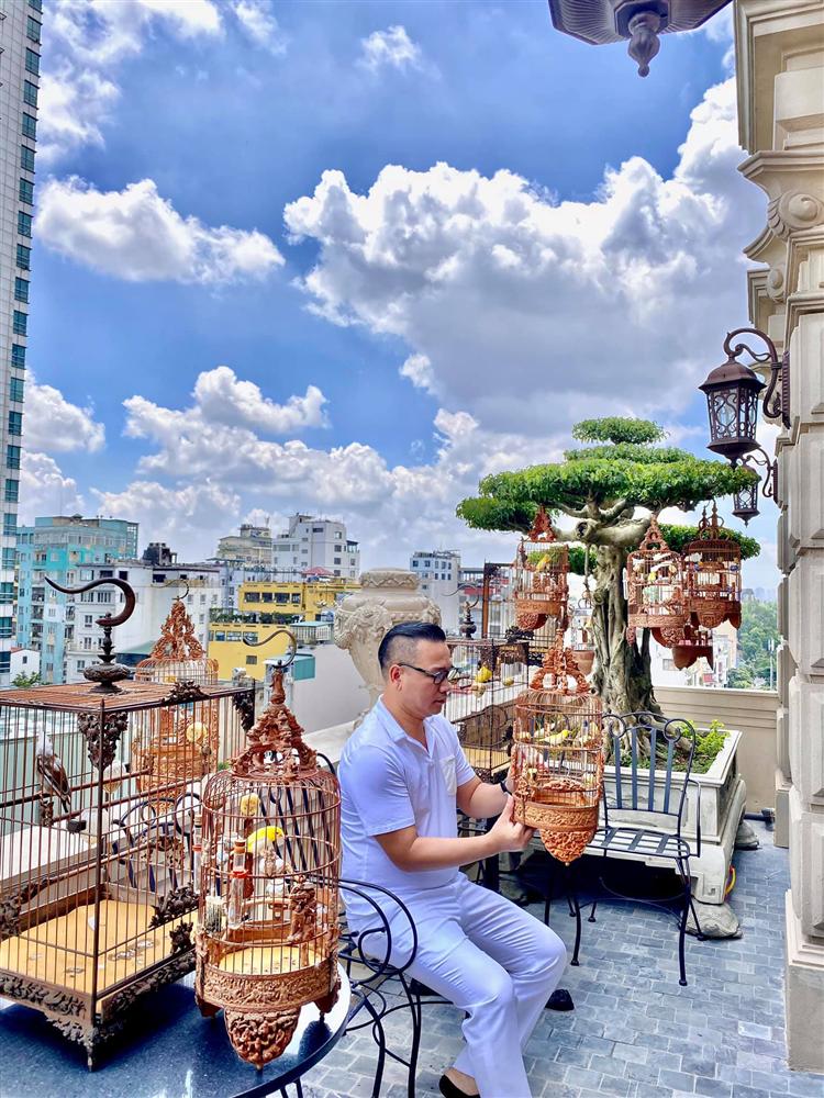 Ông trùm thời trang Việt Nam Chương Tailor sở hữu căn biệt thự xa hoa ngay phố cổ Hà Nội với bể cá Koi tiền tỷ cùng thú chơi chim đột biến cực quý hiếm-10