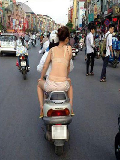 Cô gái trẻ bị chỉ trích phản cảm vì ra đường mà không mặc quần-8