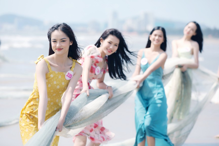 Thí sinh HHVN 2020 kéo lưới cùng ngư dân trên bãi biển Vũng Tàu-6