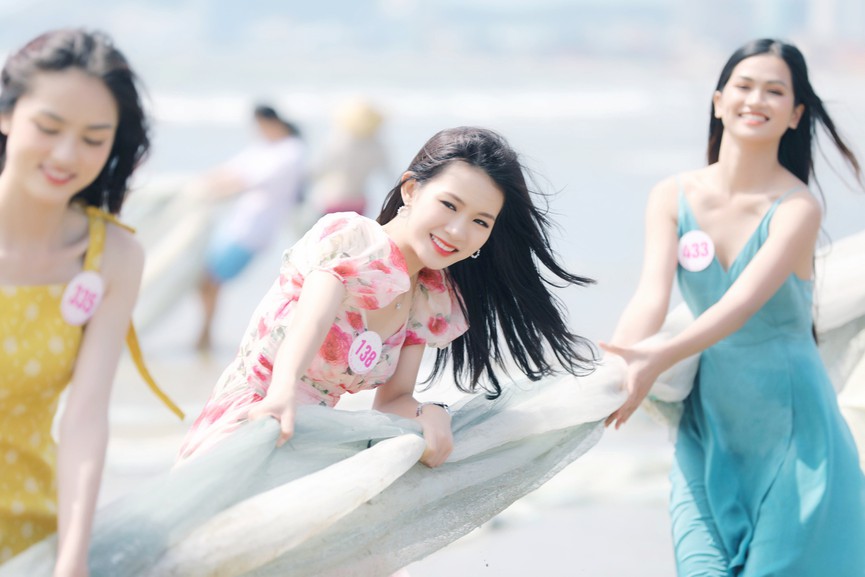 Thí sinh HHVN 2020 kéo lưới cùng ngư dân trên bãi biển Vũng Tàu-9