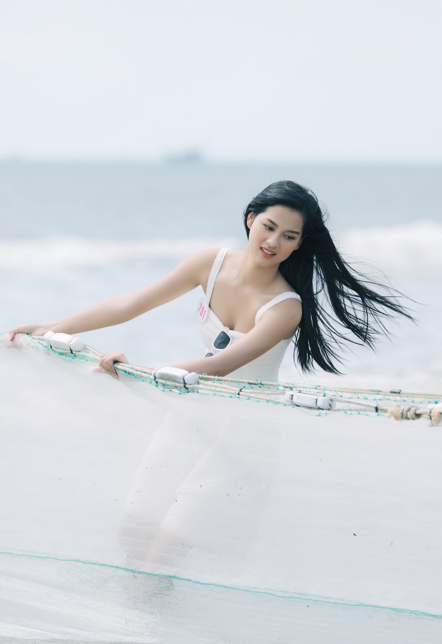 Thí sinh HHVN 2020 kéo lưới cùng ngư dân trên bãi biển Vũng Tàu-11